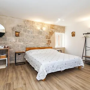  Apartment Sweet Luri